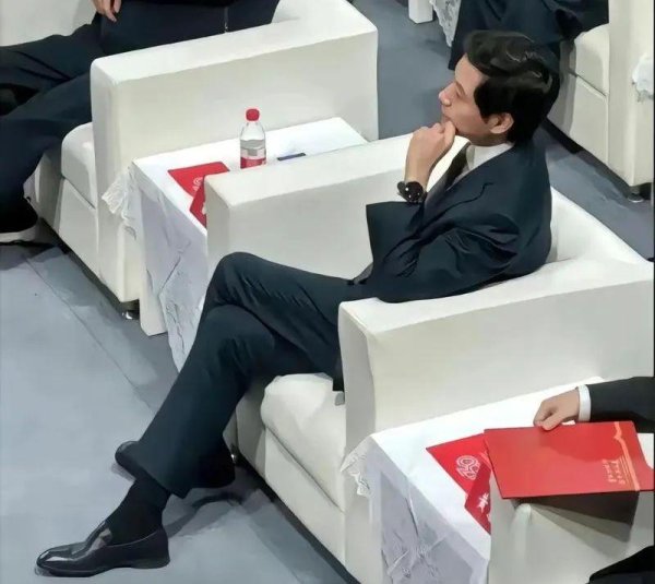 线上股票配资门 雷军，是时候主动走下神坛了